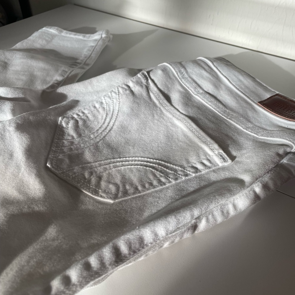 Woman’s white jeans